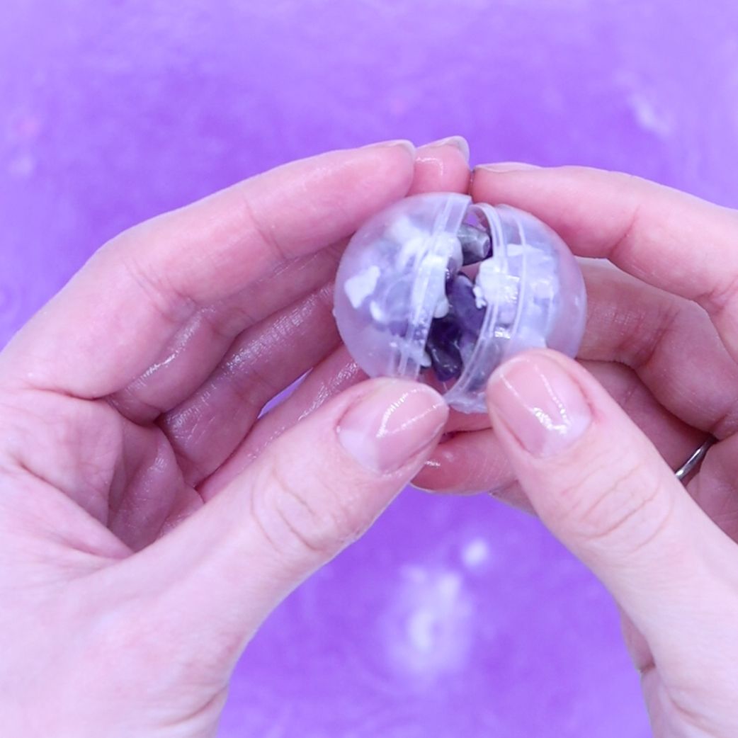 Bomba de baño con pulsera de gemas de amatista