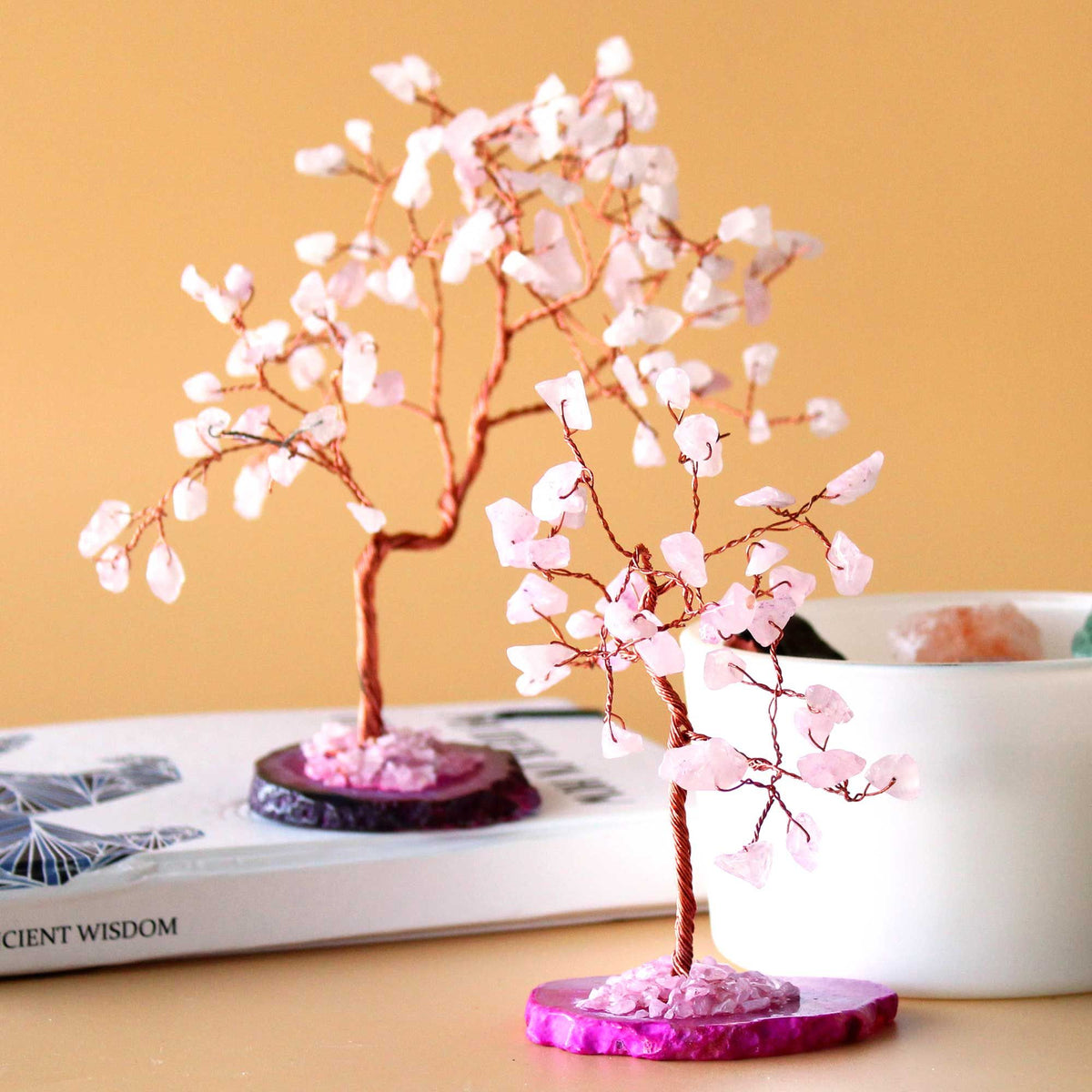 Árbol de piedras preciosas: Cuarzo rosa sobre base de ágata rosa (35 piedras)